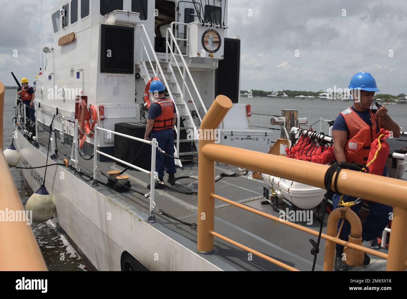 U.S. Coast Guardsmen assigned to the coastal patrol boat USCGC Tarpon (WPB 87310), pull in mooring lines while getting underway from Coast Guard Sector Jacksonville, Florida, April 5, 2022. The Tarpon is an 87-foot marine-protector class patrol boat capable of performing search and rescue, law enforcement, fishery patrols, drug interdiction, illegal immigrant interdiction and homeland security duties up to 200 nautical miles offshore. Stock Photo