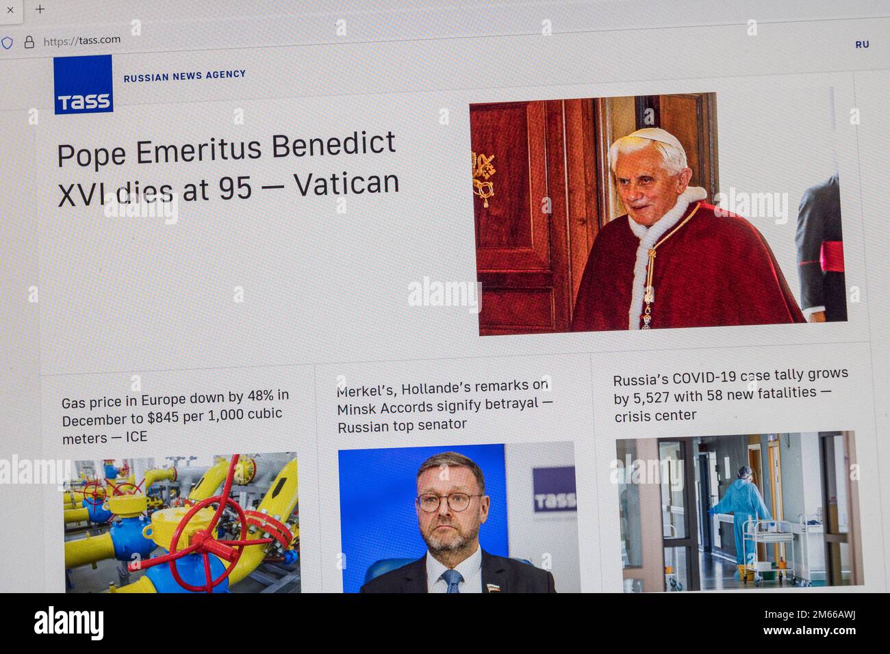 Breaking news reaction on TASS website to the death of Pope Emeritus Benedict XVI on 31st December 2022. Stock Photo