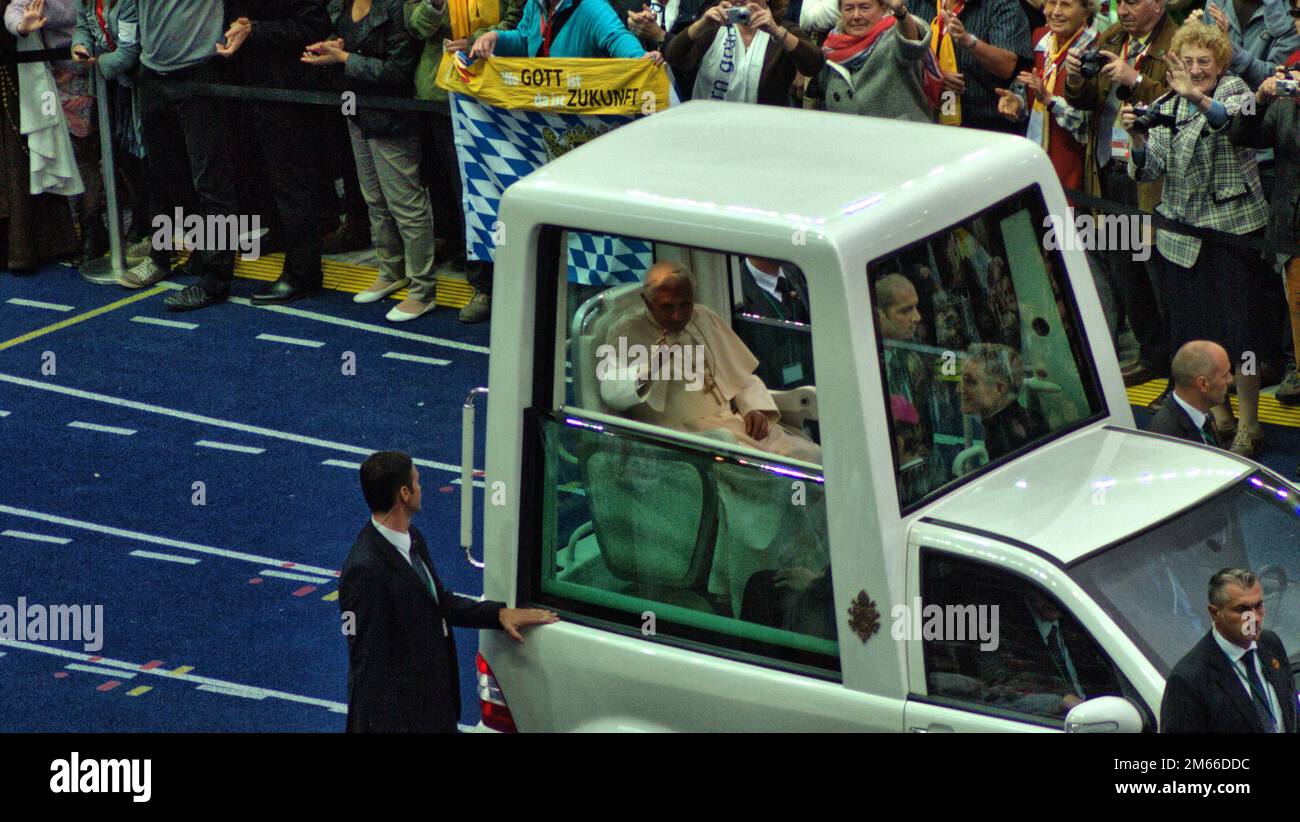 Papst Benedikt XVI im Berliner Olympia-Stadion Josef Ratzinger Stock Photo