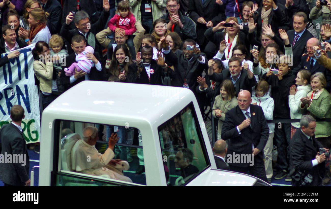 Papst Benedikt XVI im Berliner Olympia-Stadion Josef Ratzinger ...