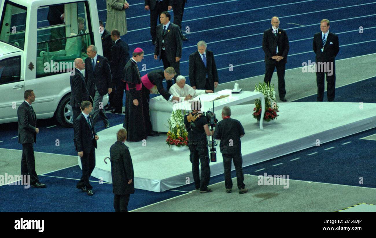Papst Benedikt XVI im Berliner Olympia-Stadion Josef Ratzinger Bitte dort unterschreiben. Vielleicht das Goldene Buch? Stock Photo