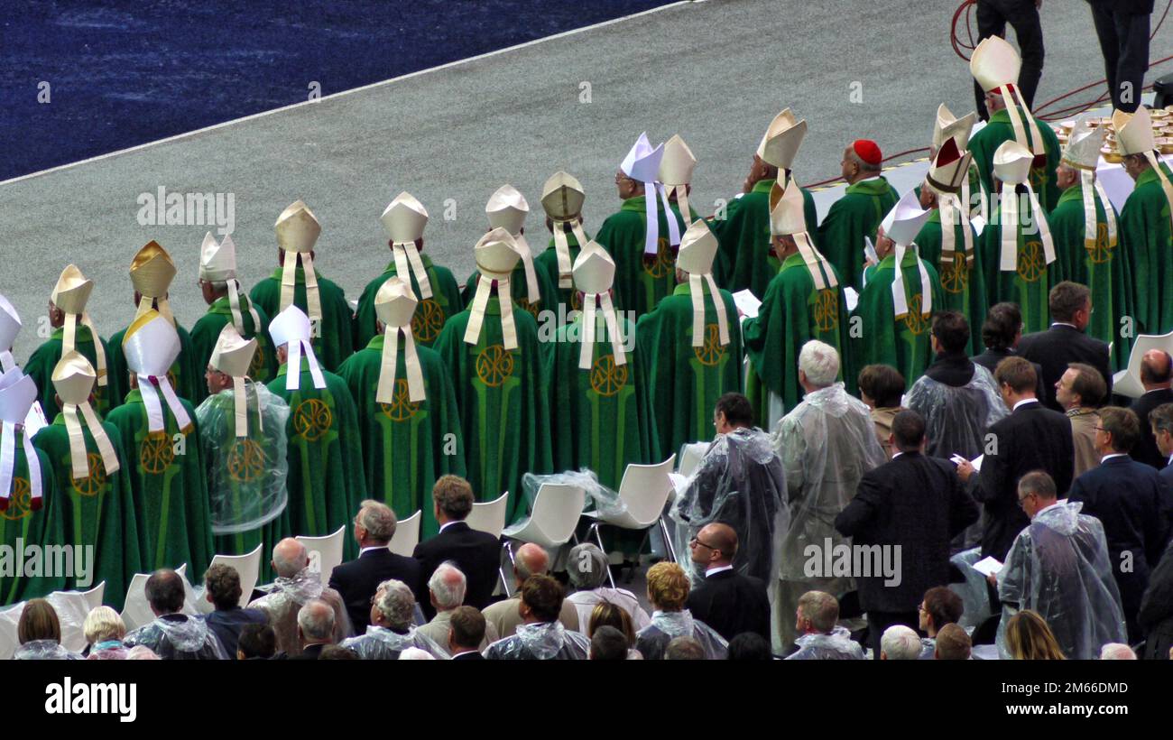 Papst Benedikt XVI im Berliner Olympia-Stadion Josef Ratzinger Die Mitra wird von Bischöfen getragen. Hier mit dem Ornat, der dem Anlaß angemessen ist Die rote Kappe (Pileolus weist auf einen Kardinal hin, Die Regenumhänge auf Schietwetter Stock Photo