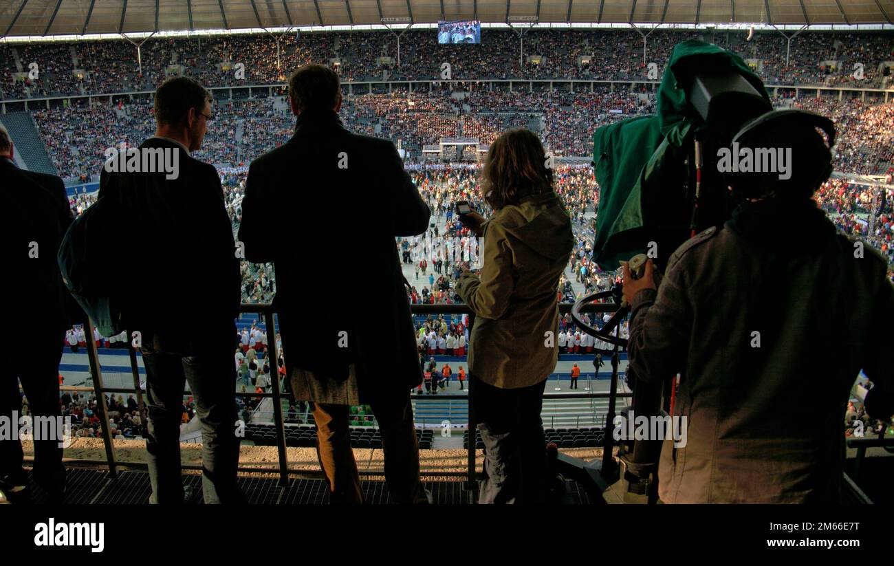 Papst Benedikt XVI im Berliner Olympia-Stadion Josef Ratzinger Nicht nur Vertreter weltlicher Medien sind über den Besucherandrang erstaunt Stock Photo