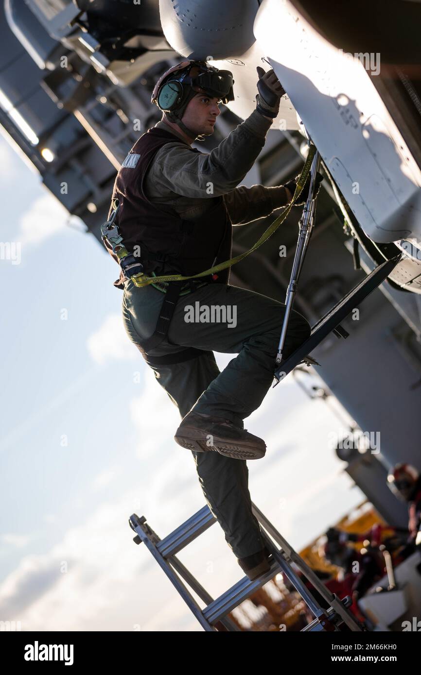 Uss Riley V22 crew hi-res stock photography and images - Alamy