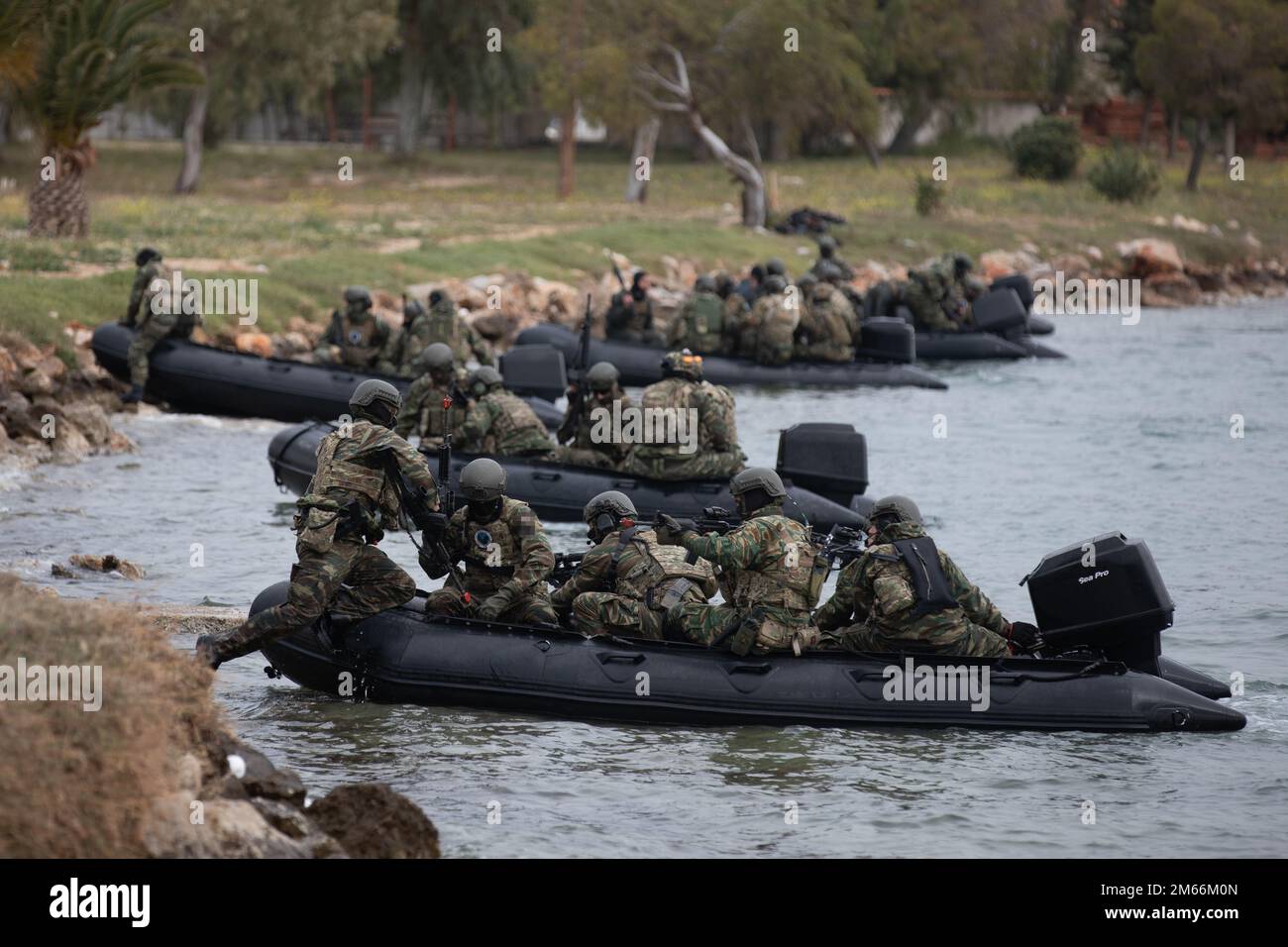 Special Operations Forces (SOF) members load into rafts as part of a demonstration during the Distinguished Visitors’ Day ceremony of Exercise Orion 22 where SOF from Bulgaria, Cyprus, France, Greece, Israel and the U.S. participated at Kentro Ekpaideusis Eidikon Dynameon (KEED) Special Forces Training Center near Nea Peramos, Greece, April 7, 2022. Exercise Orion reinforces Greece as a regional SOF leader, enhances interoperability across multiple domains, and strengthens relationships with NATO and non-NATO partners. The exercise focuses on highlighting operational capabilities, internationa Stock Photo