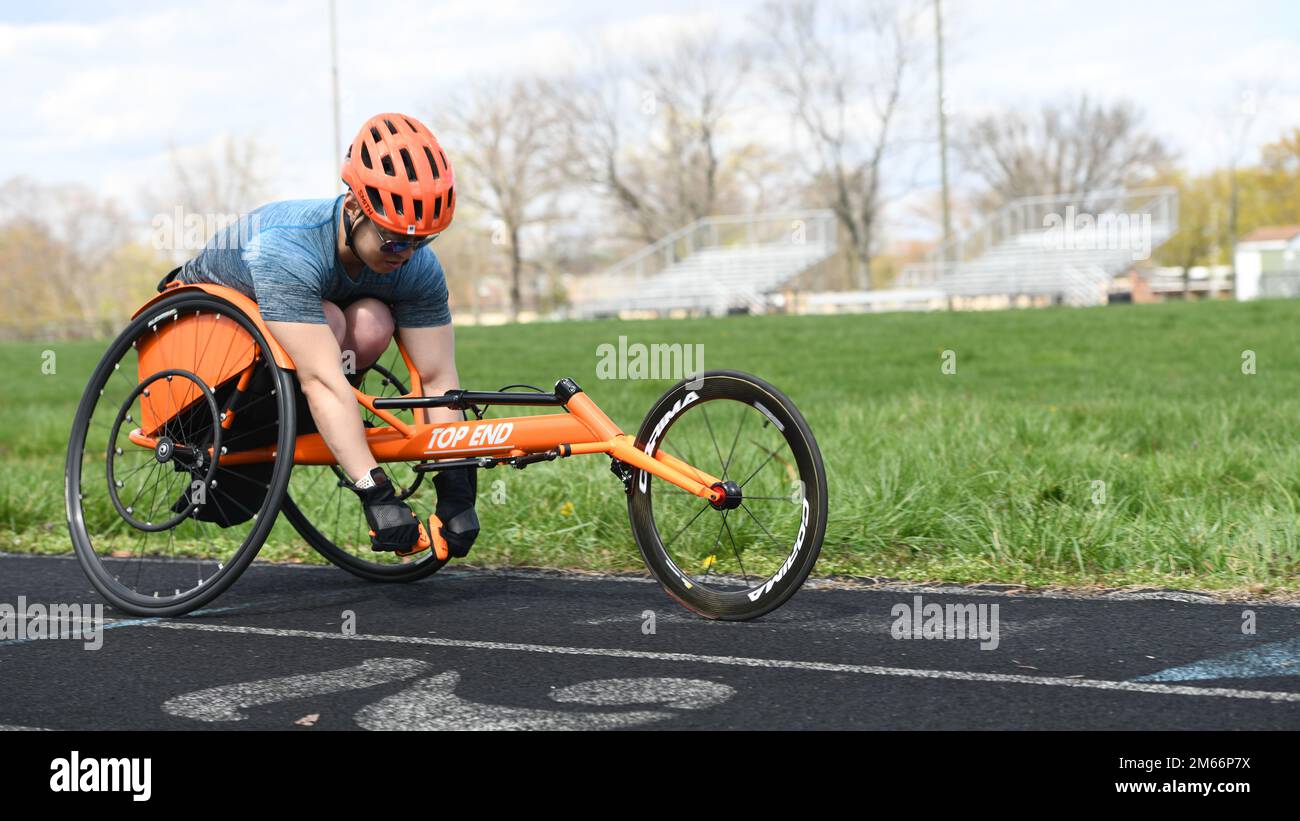 Retired U.S. Navy AT2 Jai Cheon, trains for a track event at Pullen Field during the Invictus Games Team U.S. Training Camp, Fort Belvoir, Va., April 8, 2022. The Invictus Games are composed of 15 nations, over 500 military competitors, competing in 10 sporting events April 16-22, 2022. Stock Photo