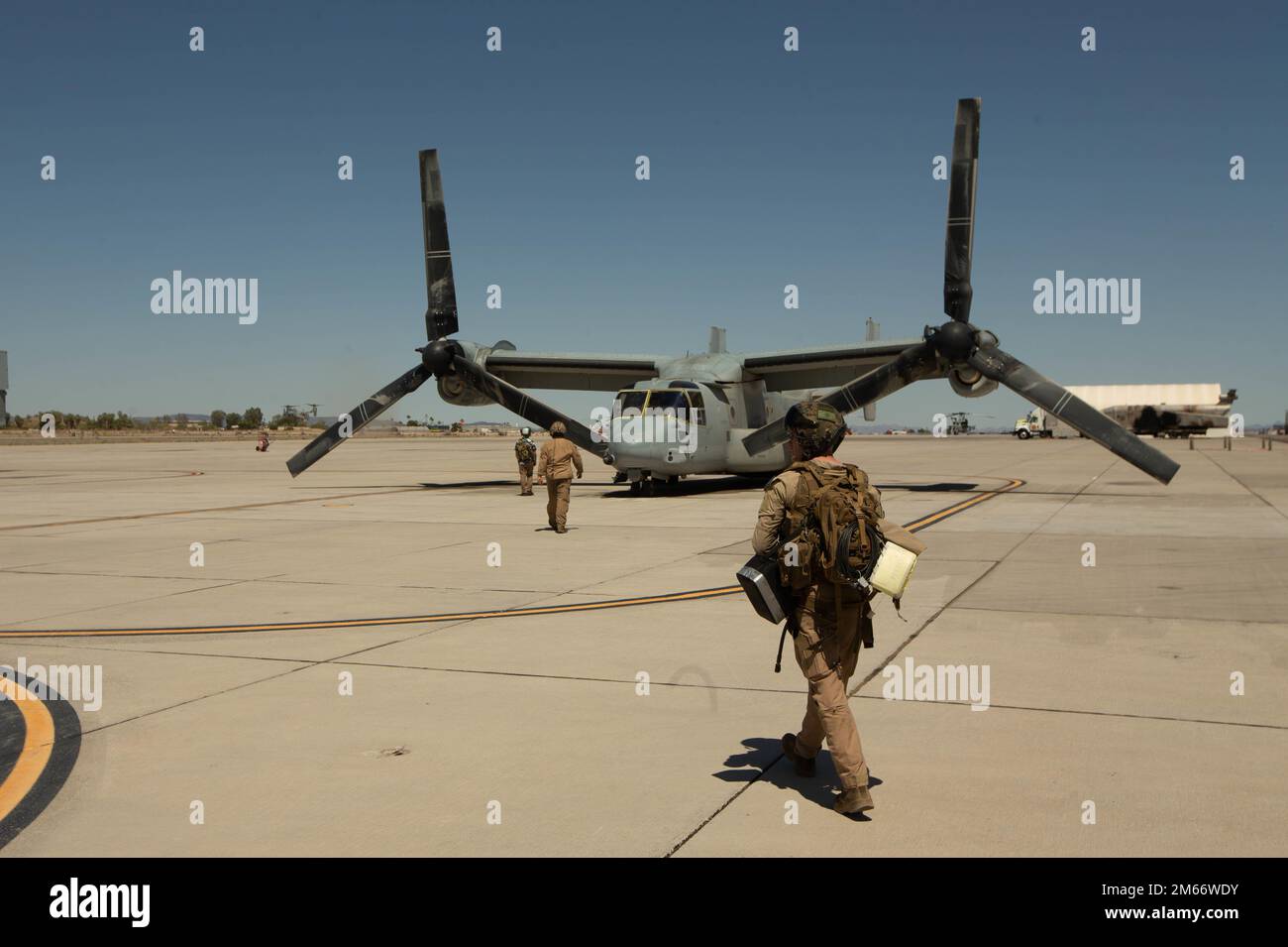 U.S. Marines assigned to Marine Aviation Weapons and Tactics Squadron One (MAWTS-1), prepare for flight aboard an MV-22B Osprey, during Weapons and Tactics Instructor (WTI) course 2-22, at Marine Corps Air Station Yuma, Arizona, April 08, 2022. WTI is a seven-week training event hosted by MAWTS-1, providing standardized advanced tactical training and certification of unit instructor qualifications to support Marine aviation training and readiness, and assists in developing and employing aviation weapons and tactics. Stock Photo