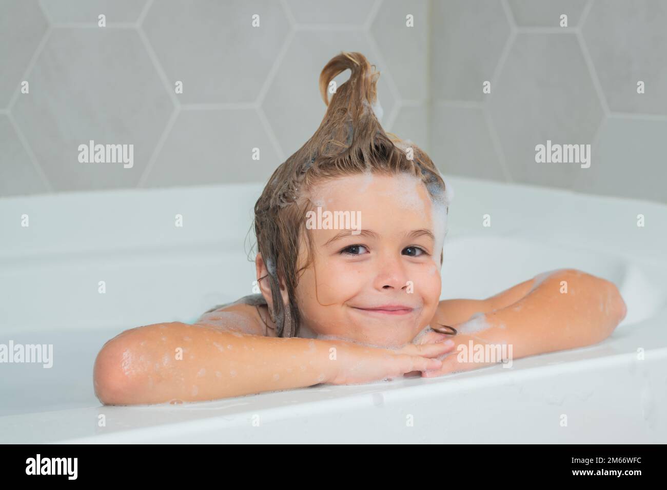 Shampoo children hi-res stock photography and images - Alamy