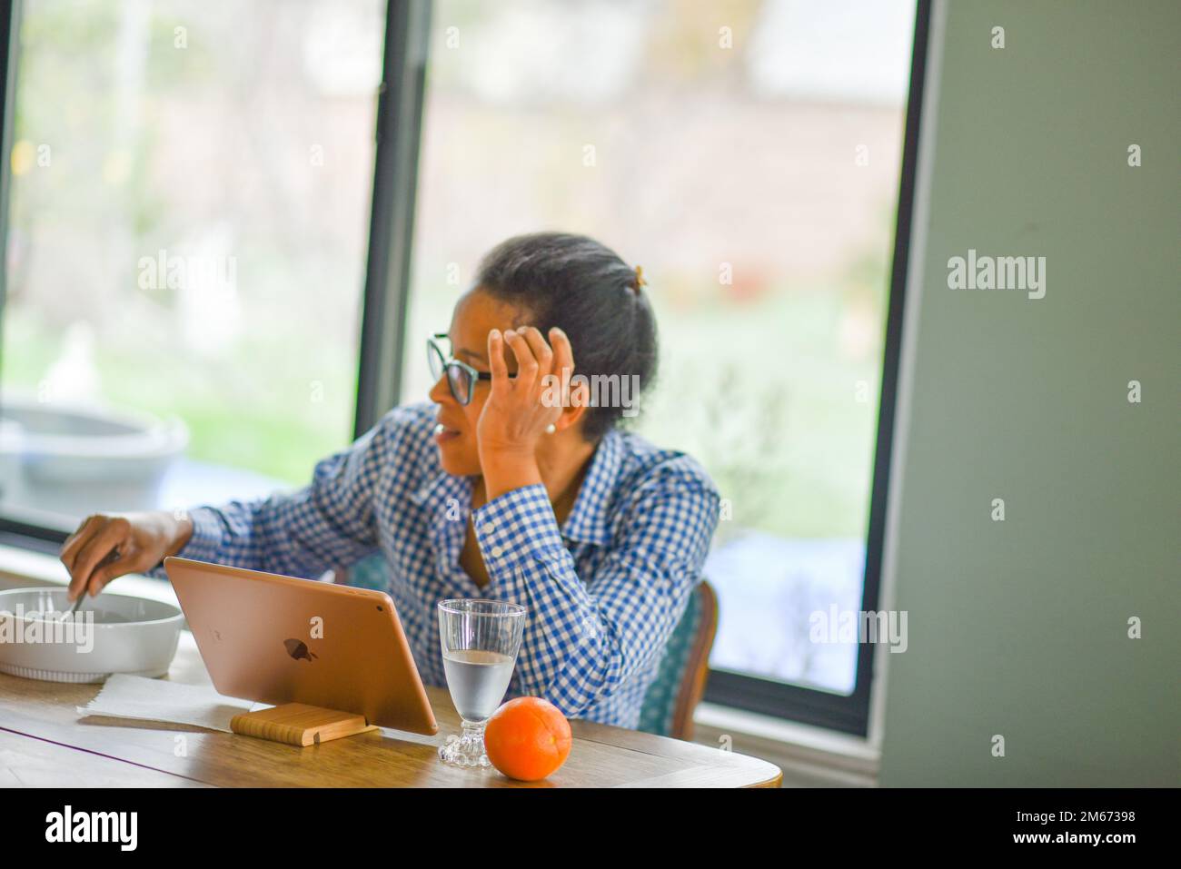 Family devices table hi-res stock photography and images - Alamy