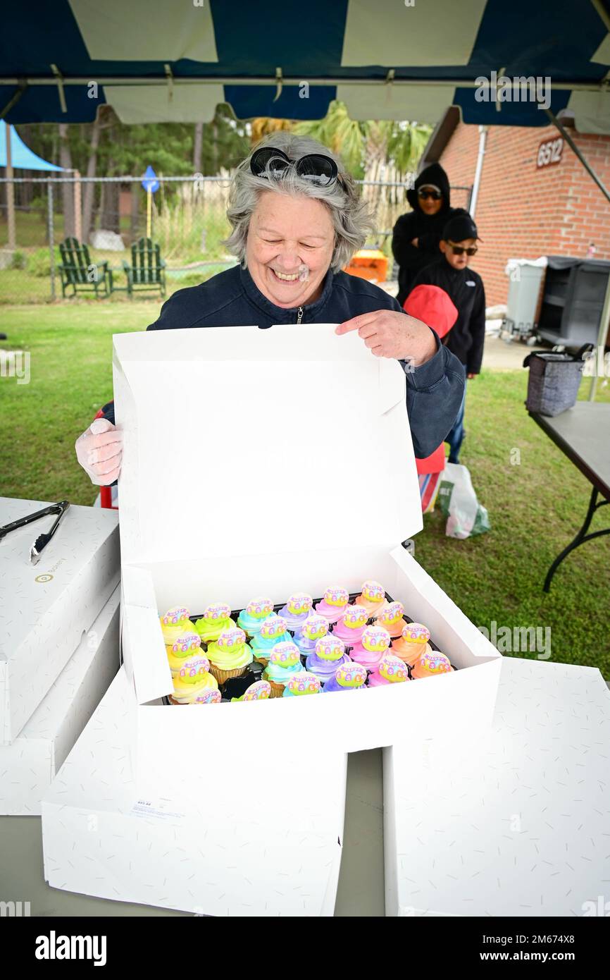 Kristin Roth, business manager for the Solomon Center and Palmetto Greens Miniature Golf, hands out cupcakes to attendees during the annual Easter Egg and Golf Ball Hunt on April 9, 2022. More than 35 Soldiers and their Family members came out to the course to hunt for 400 candy and toy filled eggs and one of 14 specially marked golf balls that could be traded for a special prize bag filled with toys, games and pool inflatables. Stock Photo