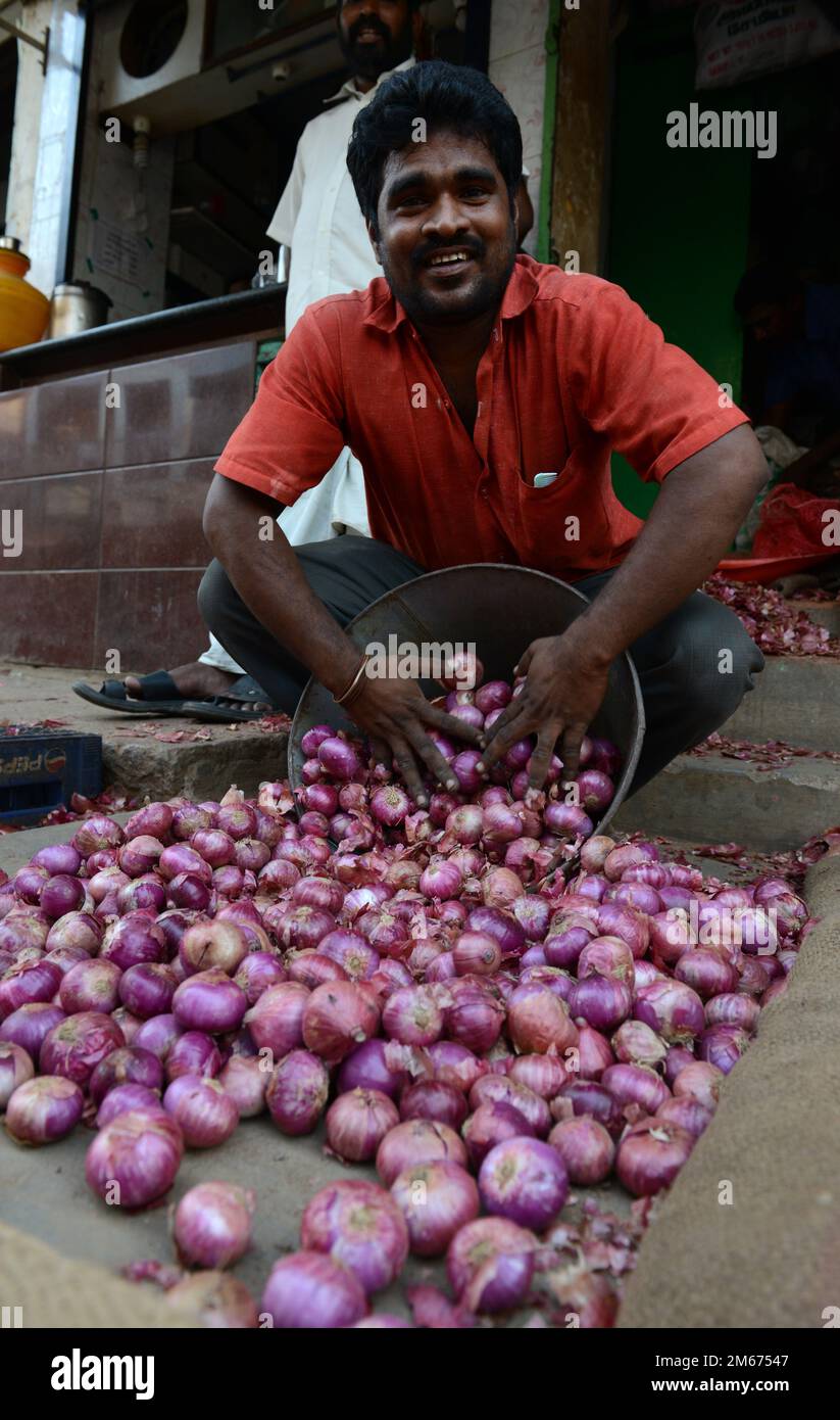 Onion vendor hi-res stock photography and images - Alamy