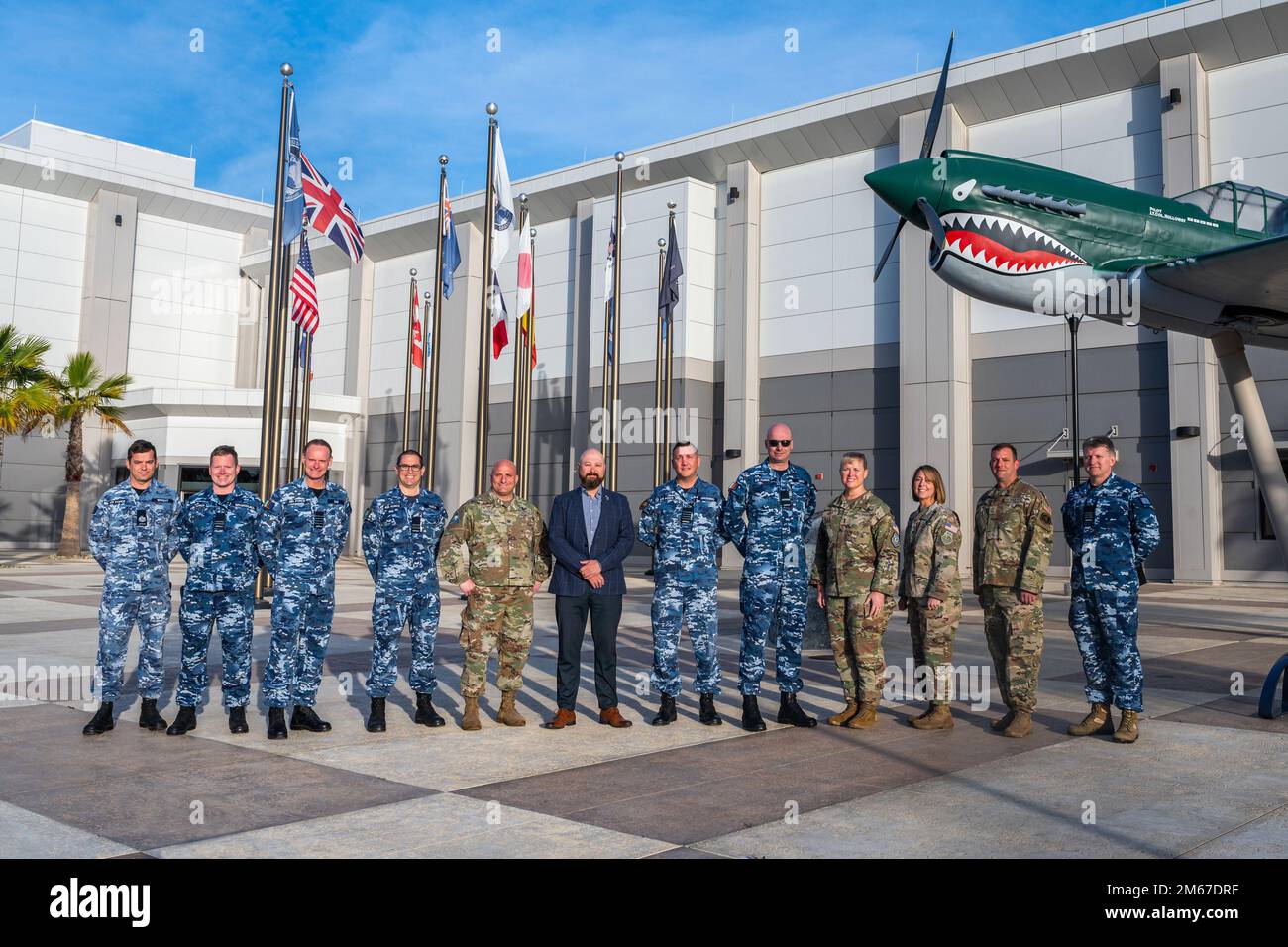 Combined Force Space Component Command commander Maj. Gen. DeAnna Burt (fourth from right) stands with Australian Defence Force air and space attaché Air Commodore John Haly (fifth from right), along with other members of Australia’s Defence Space Command and leaders from CFSCC and the Combined Space Operations Center, in front of the CFSCC headquarters building on Apr. 11, 2022, at Vandenberg Space Force Base, Calif. Haly spent part of the day with CFSCC leadership and toured the CSpOC to become more familiar with the organizations’ space command and control mission. Haly’s visit offered a va Stock Photo