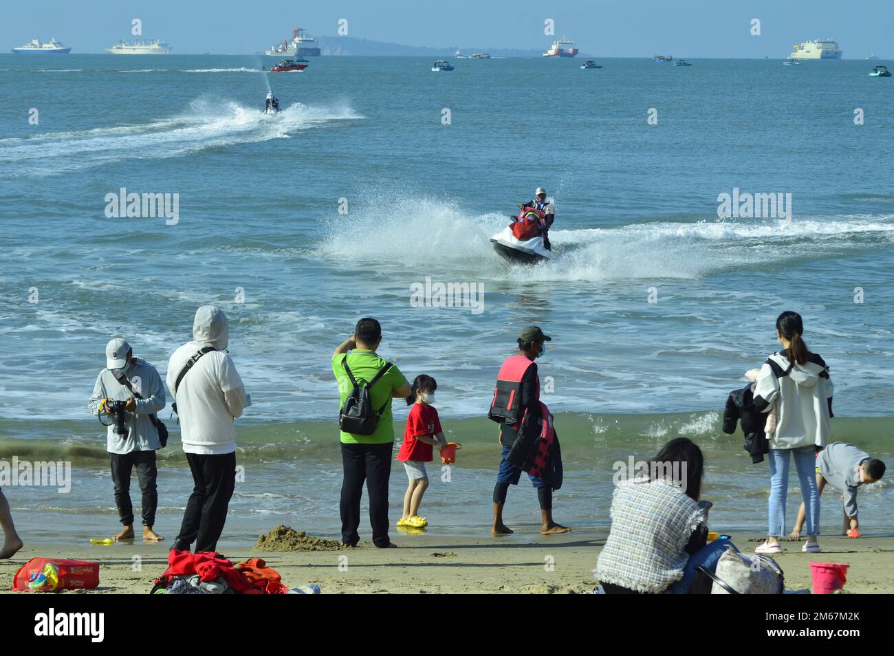 on-the-first-day-of-the-new-year-s-holiday-tourists-enjoy-the-sunshine