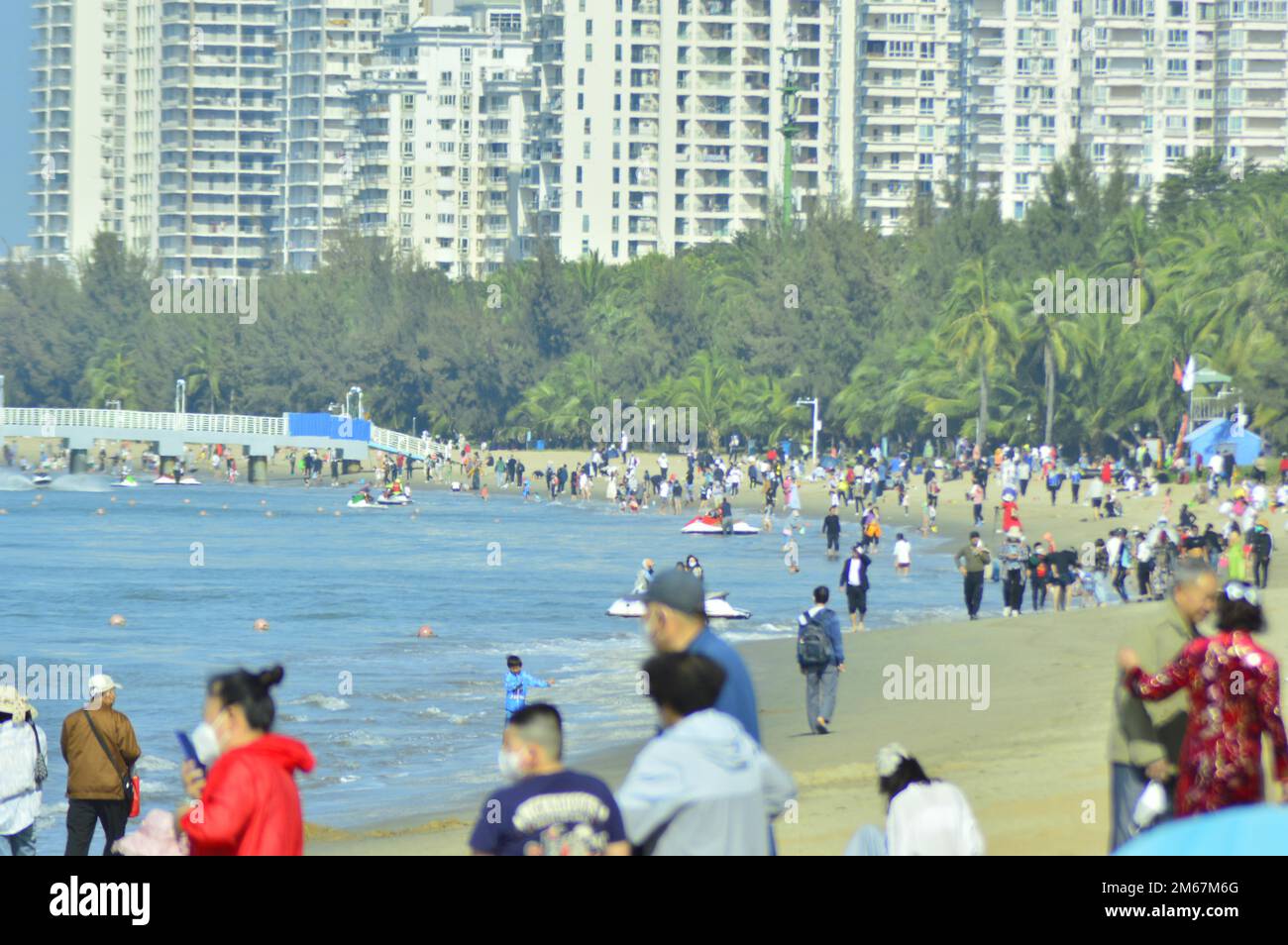 on-the-first-day-of-the-new-year-s-holiday-tourists-enjoy-the-sunshine