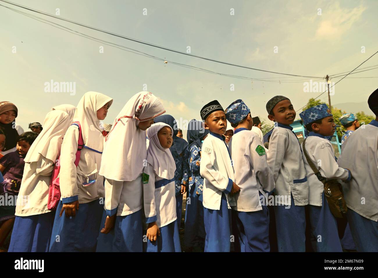 Cianjur, West Java, Indonesia. 22nd August 2015. Children students of Islamic boarding school are queueing to participate in a parade during 'Festival Sarongge', an agricultural thanksgiving event carried out simultaneously with the celebration of Indonesia's independence day, which is commemorated each year on August 17, in Ciputri, Pacet, Cianjur, West Java, Indonesia. Stock Photo