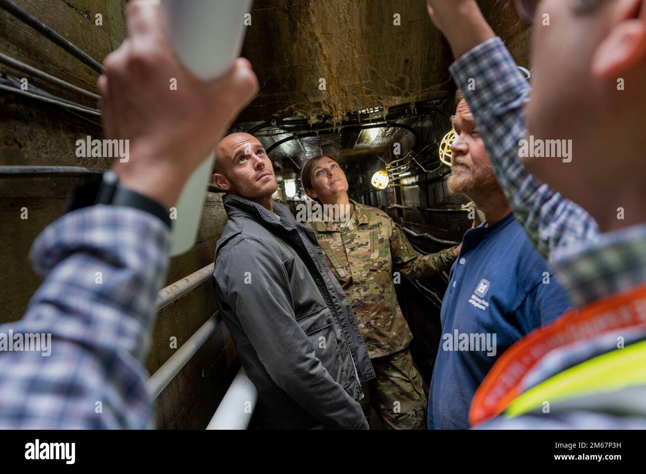 Vince DeCarlo (right), U.S. Army Corps of Engineers Pittsburgh District operations chief, briefs Col. Kimberly Peeples (center), commander and district engineer of the Great Lakes and Ohio River Division, during a tour to show piping work being completed at C.W. Bill Young Lock & Dam in New Kensington, Pennsylvania, April 13, 2022. Employees at the facility have been replacing more than 700 feet of hydraulic pipes that will save the district more than $150,000 in contracted costs. The hydro lines control the opening and closing of gates and valves for lock operations. Stock Photo