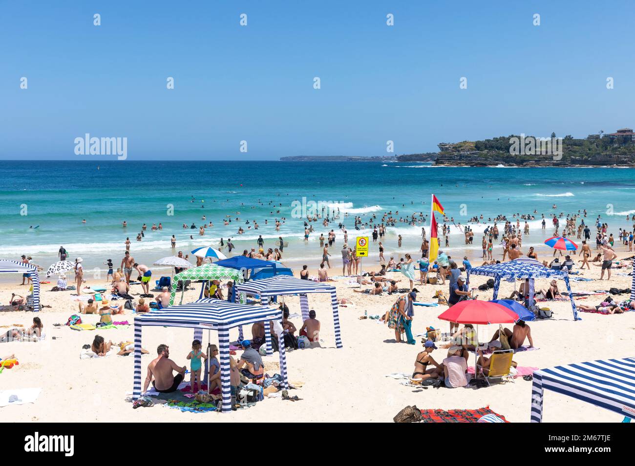 Bondi Beach in Sydney, summers day 2023, crowded beach and people in the  ocean, blue sky, Sydney eastern suburbs, NSW,Australia Stock Photo - Alamy