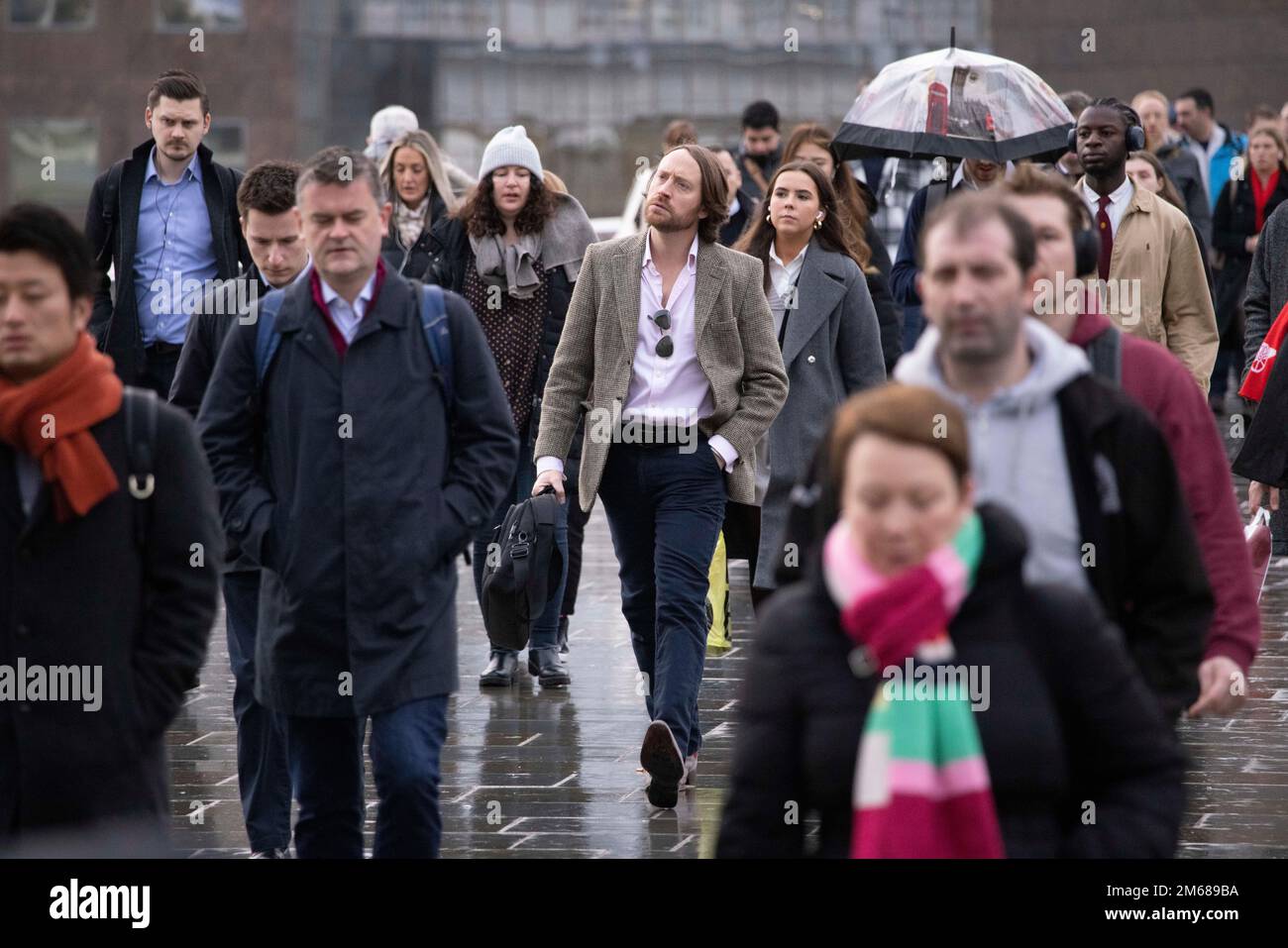 London, UK. 03rd Jan, 2023. London commuters make their way to the office across London Bridge on their first day back to work in 2023, avoiding train strikes which are causing widespread disruption across the country and millions of people have been advised to avoid rail travel. 03rd January, 2023, City of London, England, UK Credit: Jeff Gilbert/Alamy Live News Stock Photo