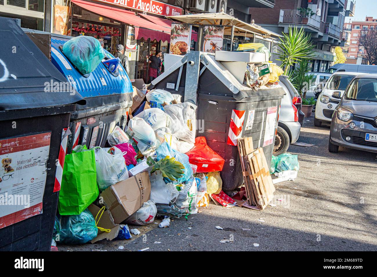 Roma, immondizia in strada 31 dicembre 2022 Stock Photo