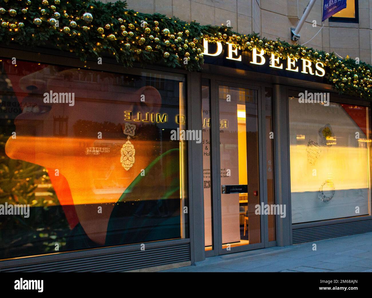 De Beers window/visual merchandising of New Bond St