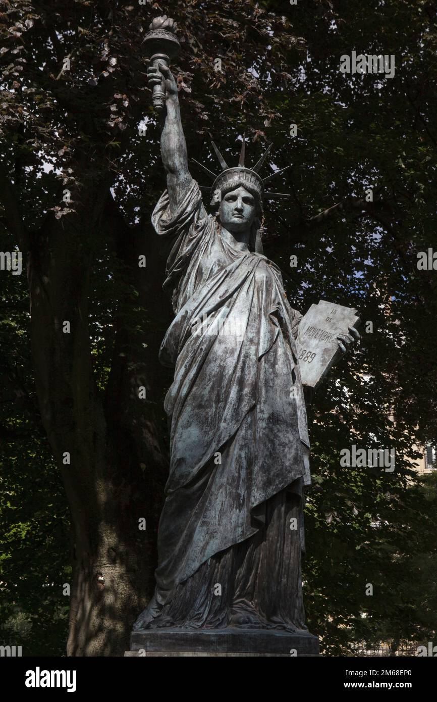 A bronze replica of a version of the Statue of Liberty in the Jardin du