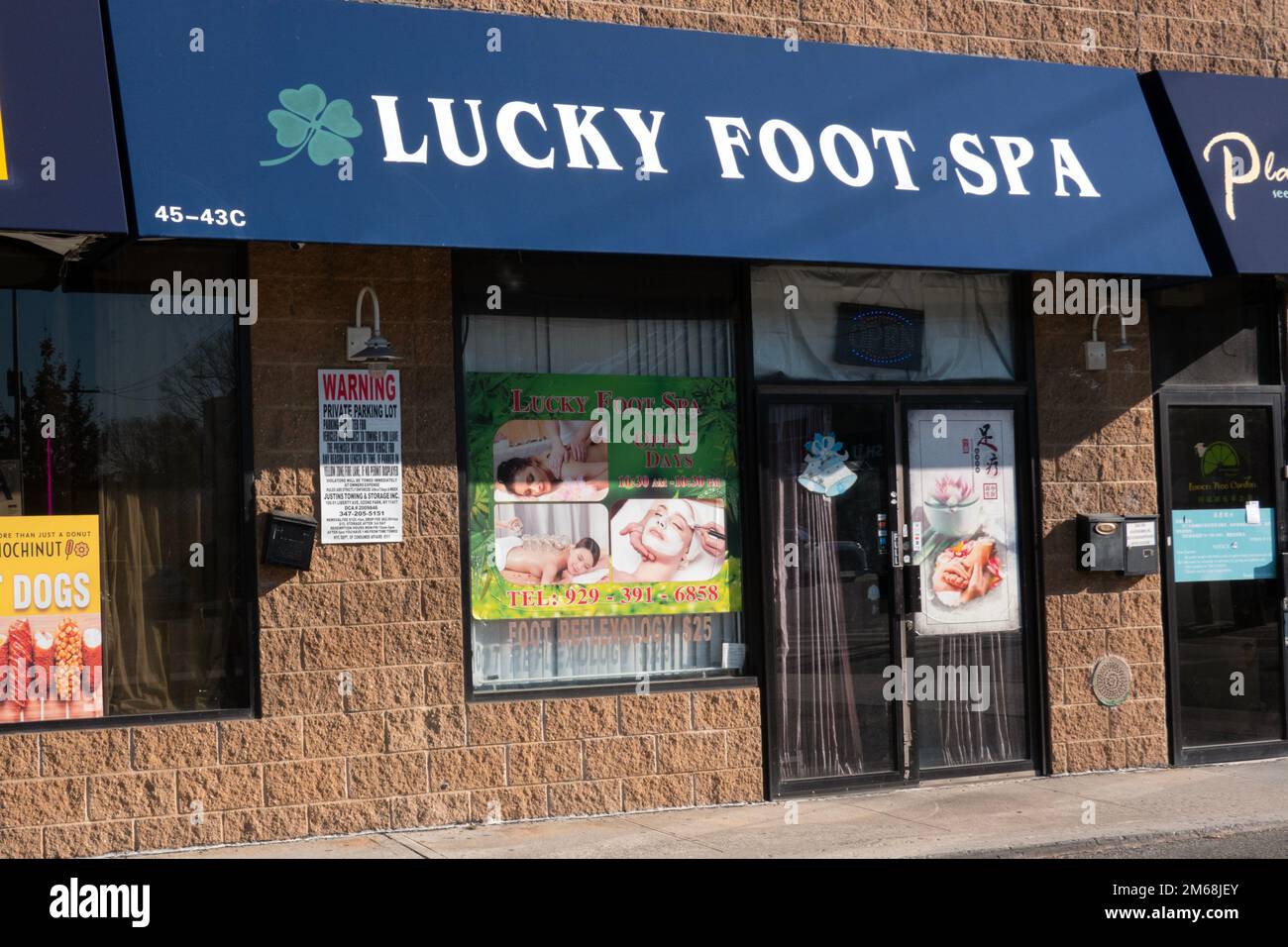 The exterior of Lucky Foot Spa on Bell Boulevard in Bayside, Queens where foot & whole body massages and reflexology are done. Stock Photo
