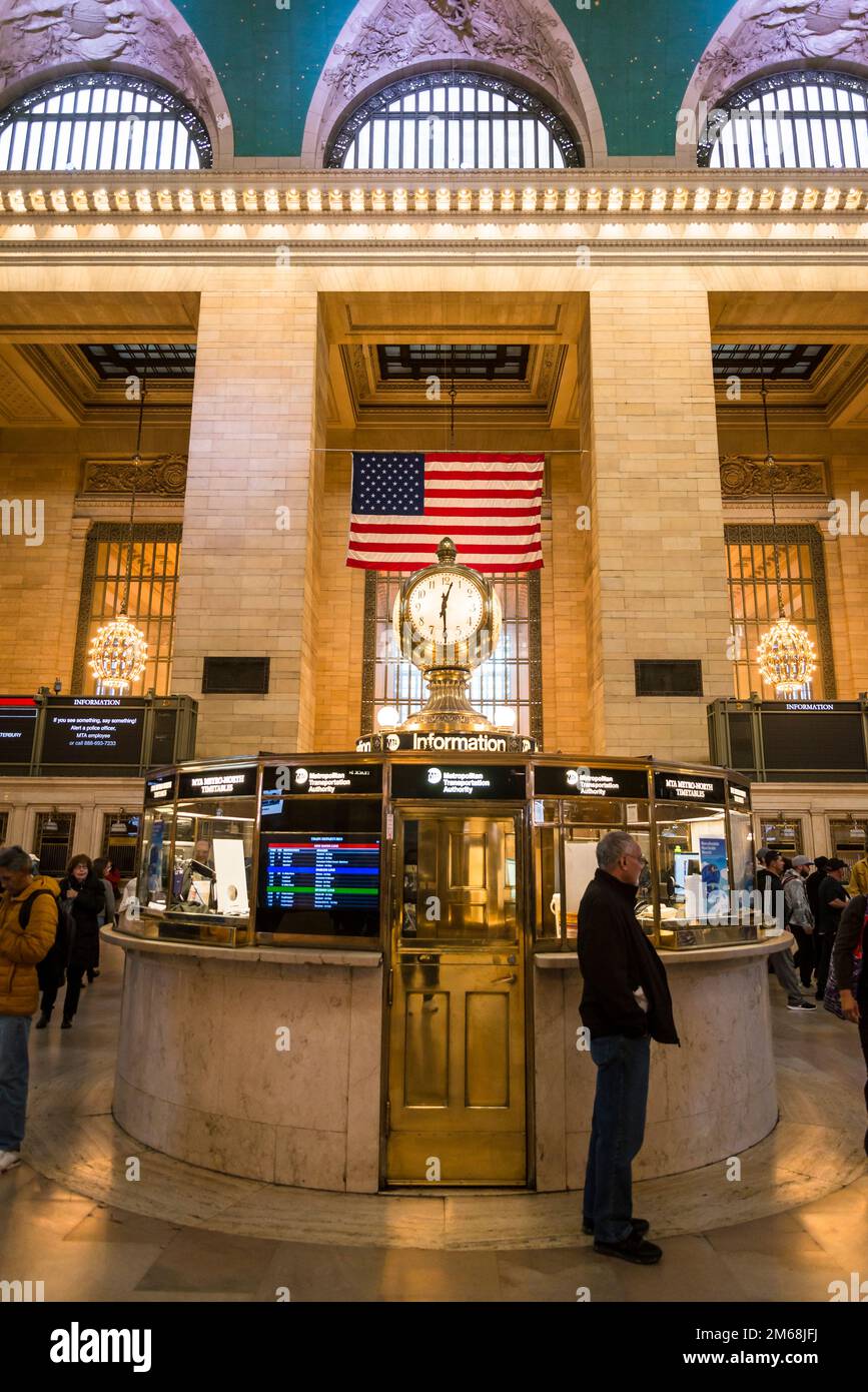 Central information booth with iconic clock atop of it, Main Concourse