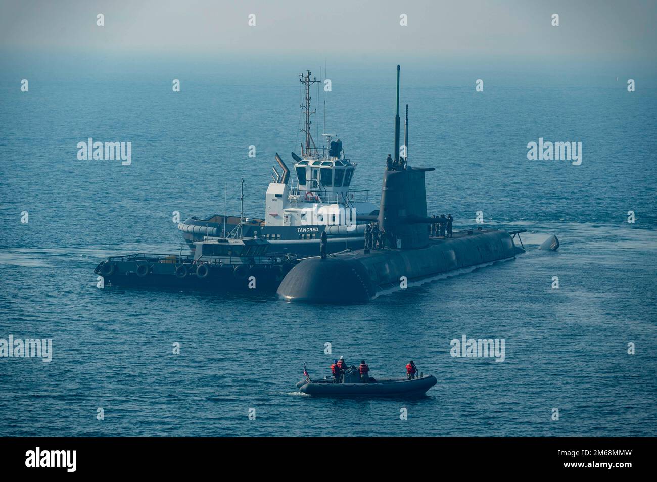 PERTH, Australia (April 19, 2022) The Royal Australian Navy Collins-class submarine HMAS Farncomb (SSG 74) prepares to moor alongside the Emory S. Land-class submarine tender USS Frank Cable (AS 40) at HMAS Stirling naval base, April 19, 2022. Frank Cable is currently on patrol conducting expeditionary maintenance and logistics in support of national security in the U.S. 7th Fleet area of operations. Stock Photo