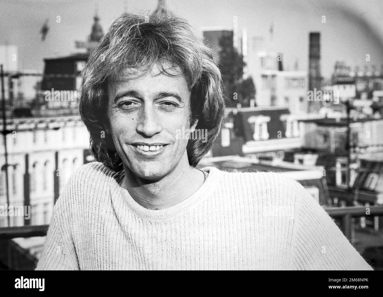 Portret of Robin Gibb, singer in de music group The Bee Gees. Amsterdam