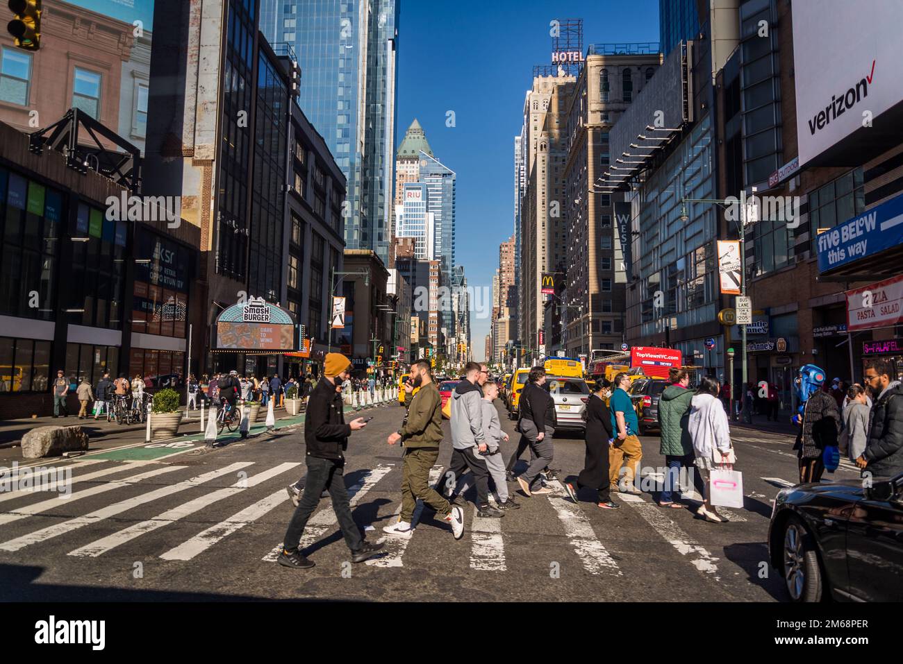 Pedestrian crossing in Midtown Manhattan, New York City, USA Stock Photo