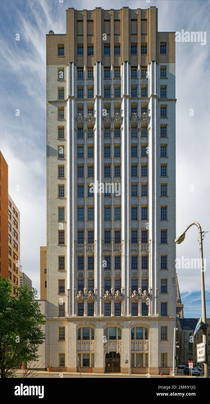 The AT&T Building, built in 1914 as a terra cotta-clad neo-gothic ...
