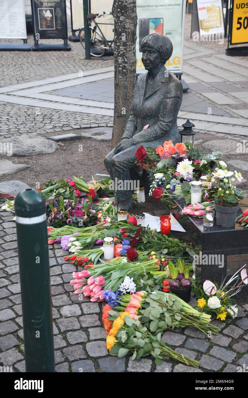 Roskilde/Denmark/03 January 2023/ Danish writer and joiur aist Ms.Lise Norgaard died at 105  age in Copenhaen Denamrk and people photograph flowers aned her statue she started journsit at local news papers to top danish news paprs .  (Photo. Francis Joseph Dean/Dean Pictures) Stock Photo