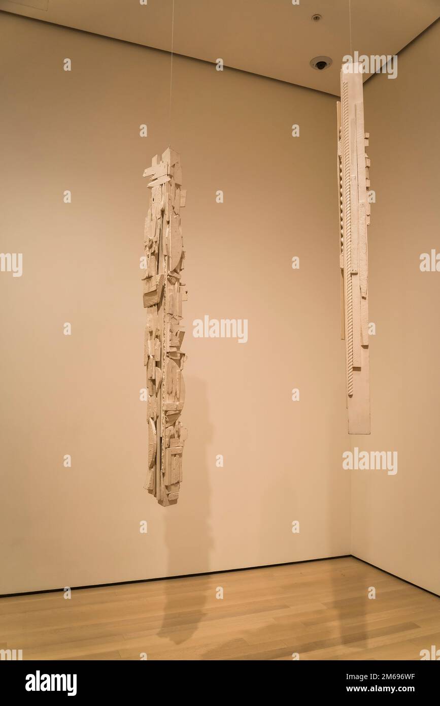 Escultor inspirado Louise Nevelson Lg. Ensambles de madera de medios mixtos  Objeto encontrado alterado Disponible. 18 a 72\, image size:867x1390