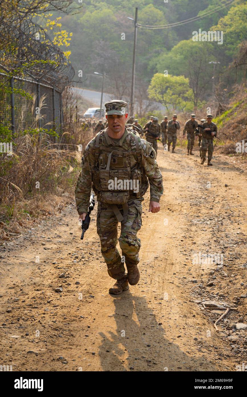 Soldier load carriage drill hi-res stock photography and images - Alamy