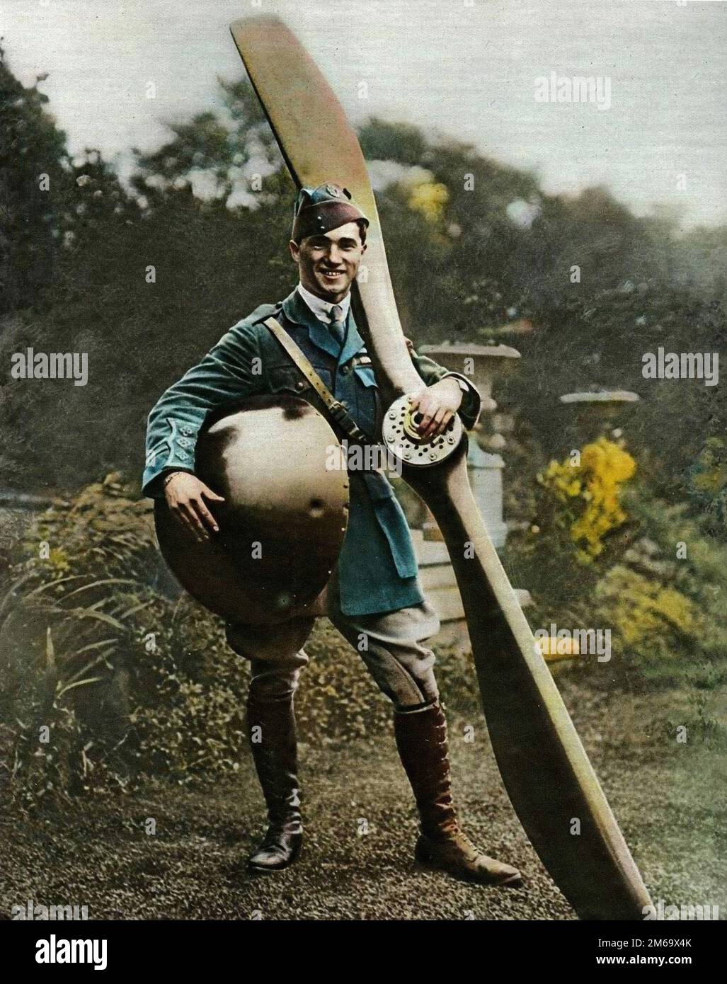 Albert Ball  British fighter pilot during the First World War - Premiere guerre mondiale (1914-1918) : l'aviateur Albert Ball (1896-1917) pilote de chasse britannique portant la cloche et l'helice de son quatorzieme appareil allemand en 1916. Colorisation digitale d'apres l'originale Stock Photo
