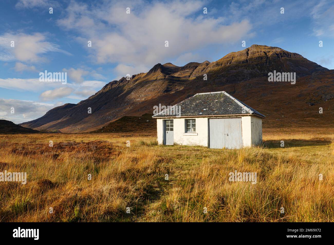 Bothy near Lochan an lasgair, with Stuc a' Choire Dhuibh Bhig in the Background, Gairloch, Scotland Stock Photo