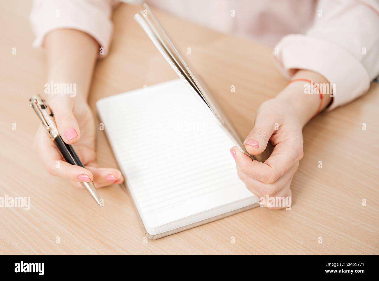 Table De Conférenciers En Classe Avec Visualiseur Et Microphone Photo stock  - Image du huître, oeuf: 159986134