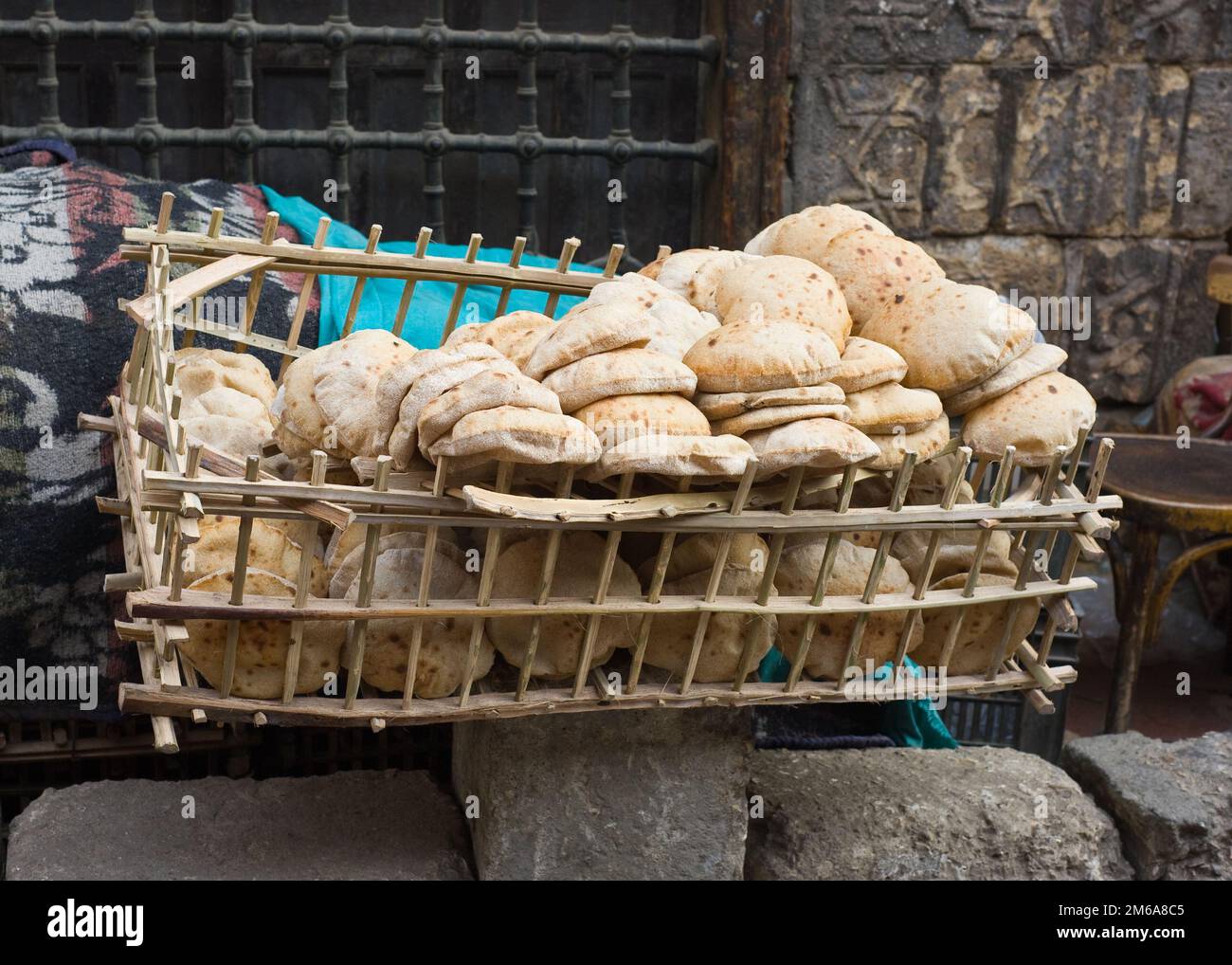 https://c8.alamy.com/comp/2M6A8C5/pitta-bread-basket-cairo-egypt-2M6A8C5.jpg