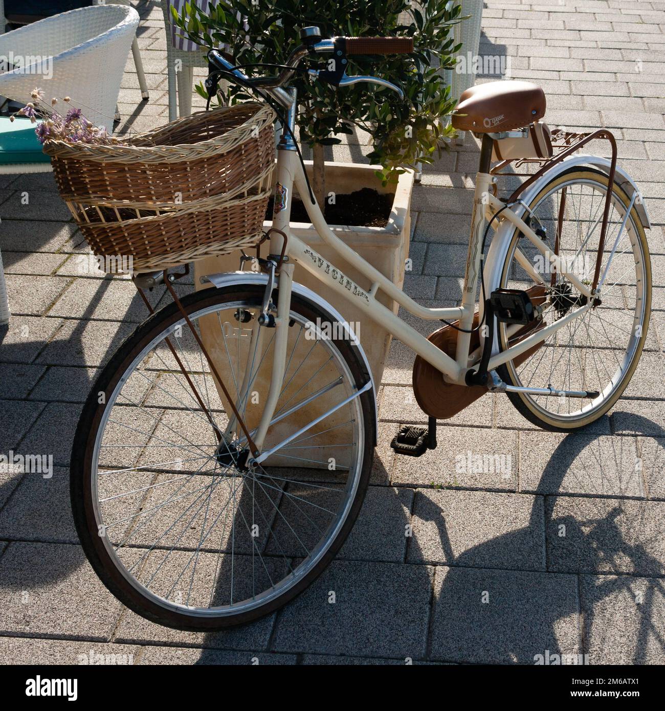 Old fashioned delivery bicycle hi-res stock photography and images - Alamy