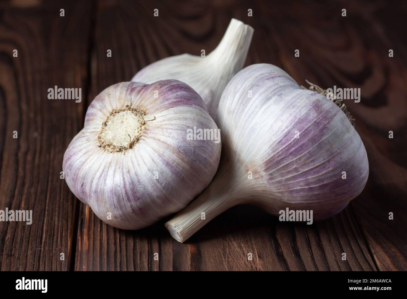 Garlic cloves on wooden table. Fresh peeled garlics and bulbs Stock ...