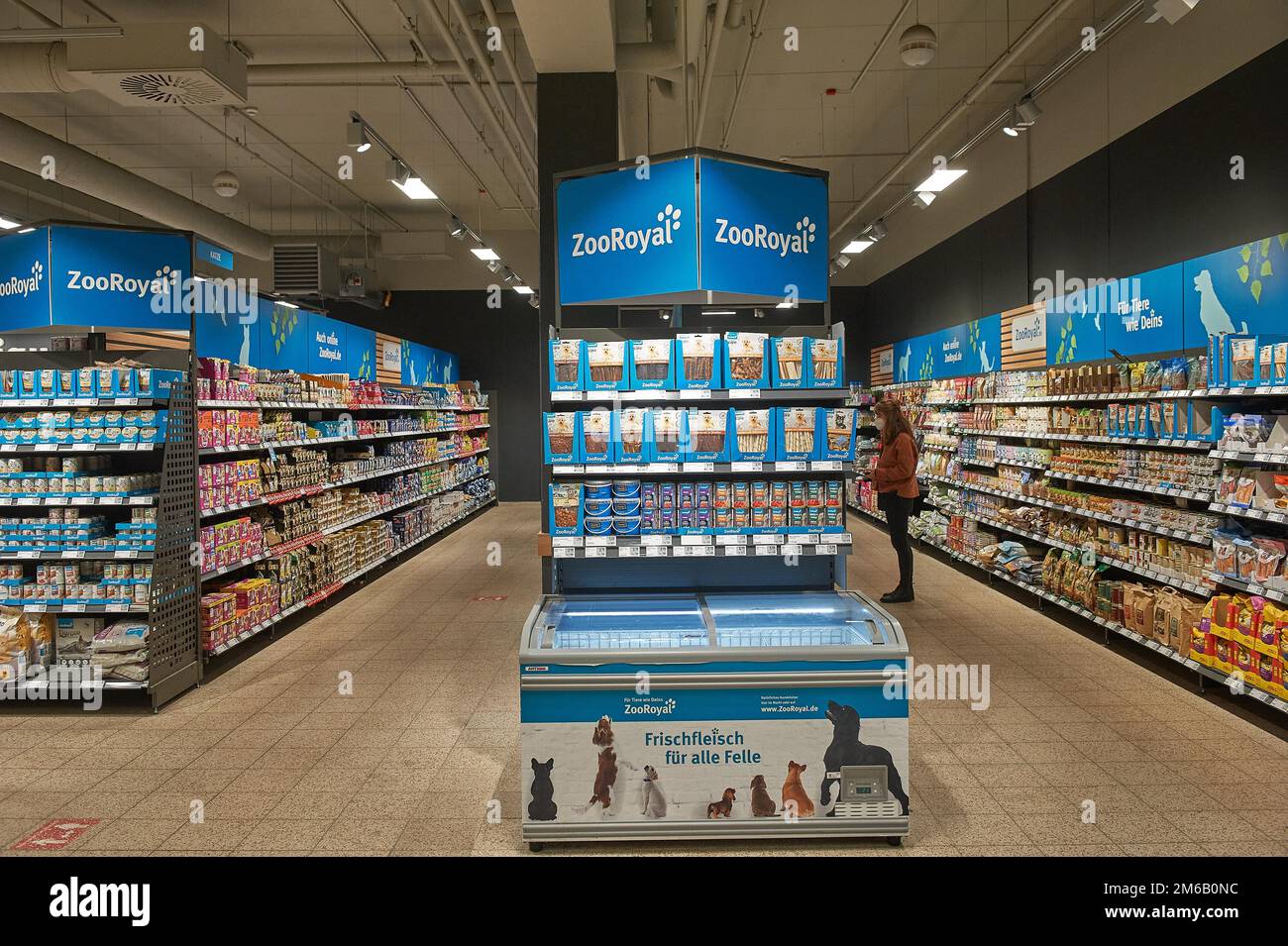 Pet food, Rewe Center HamburgTonndorf, 22045 Hamburg, Germany Stock