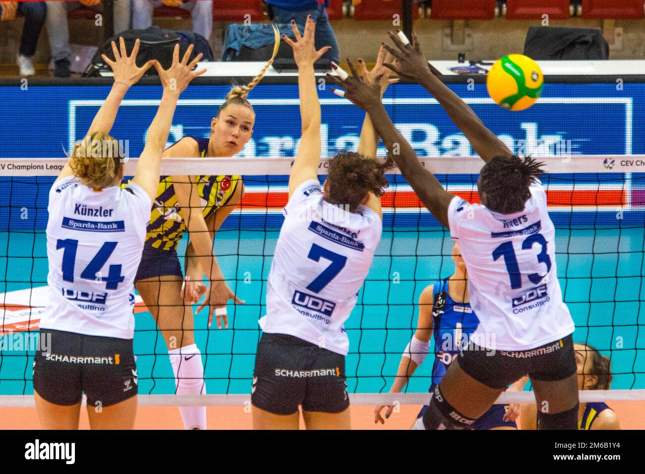 Arina FEDOROVTSEVA (Fenerbahce Opet Istanbul) attacks, Laura KUeNZLER, Marie SCHOeLZEL and Krystal RIVERS (MTV Allianz Stuttgart) block, Volleyball Stock Photo