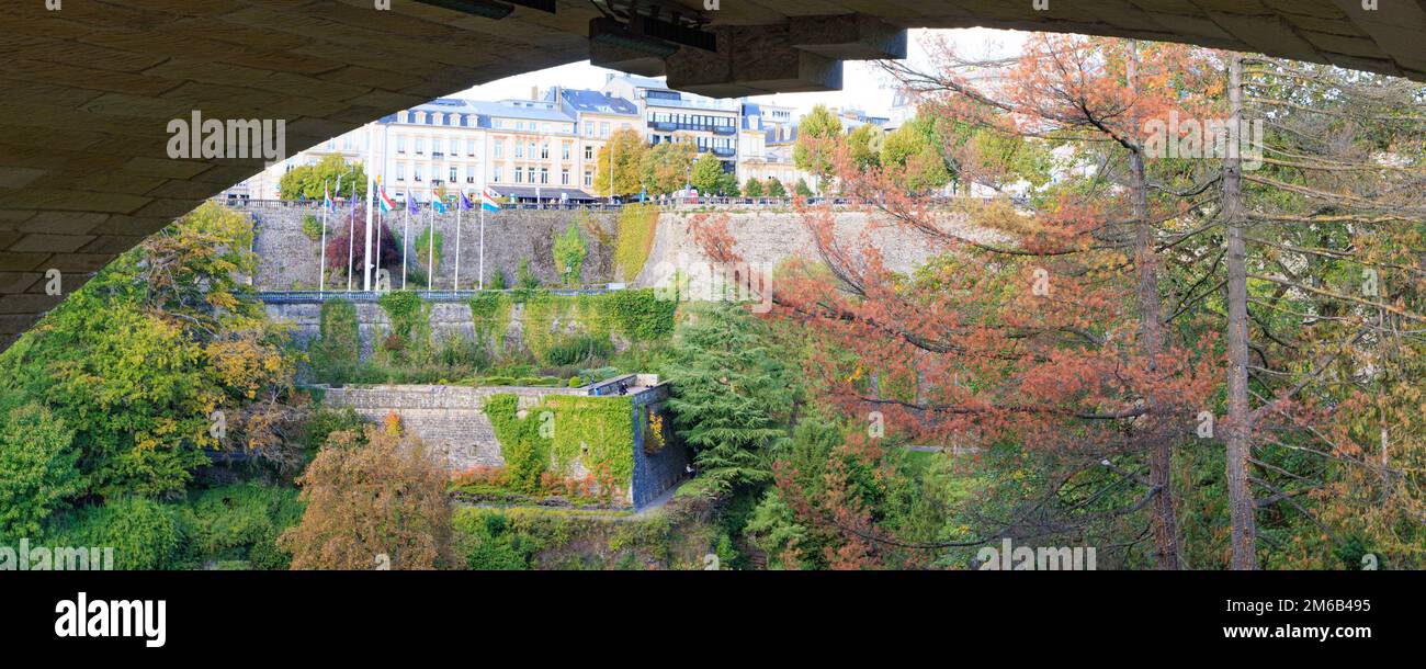 Luxembourg stadt, Luxembourg - September 30, 2022: Cityscape with embassy of the Netherlands and coat of arms with text je maintiendra in Luxembourg city in Luxembourg Stock Photo