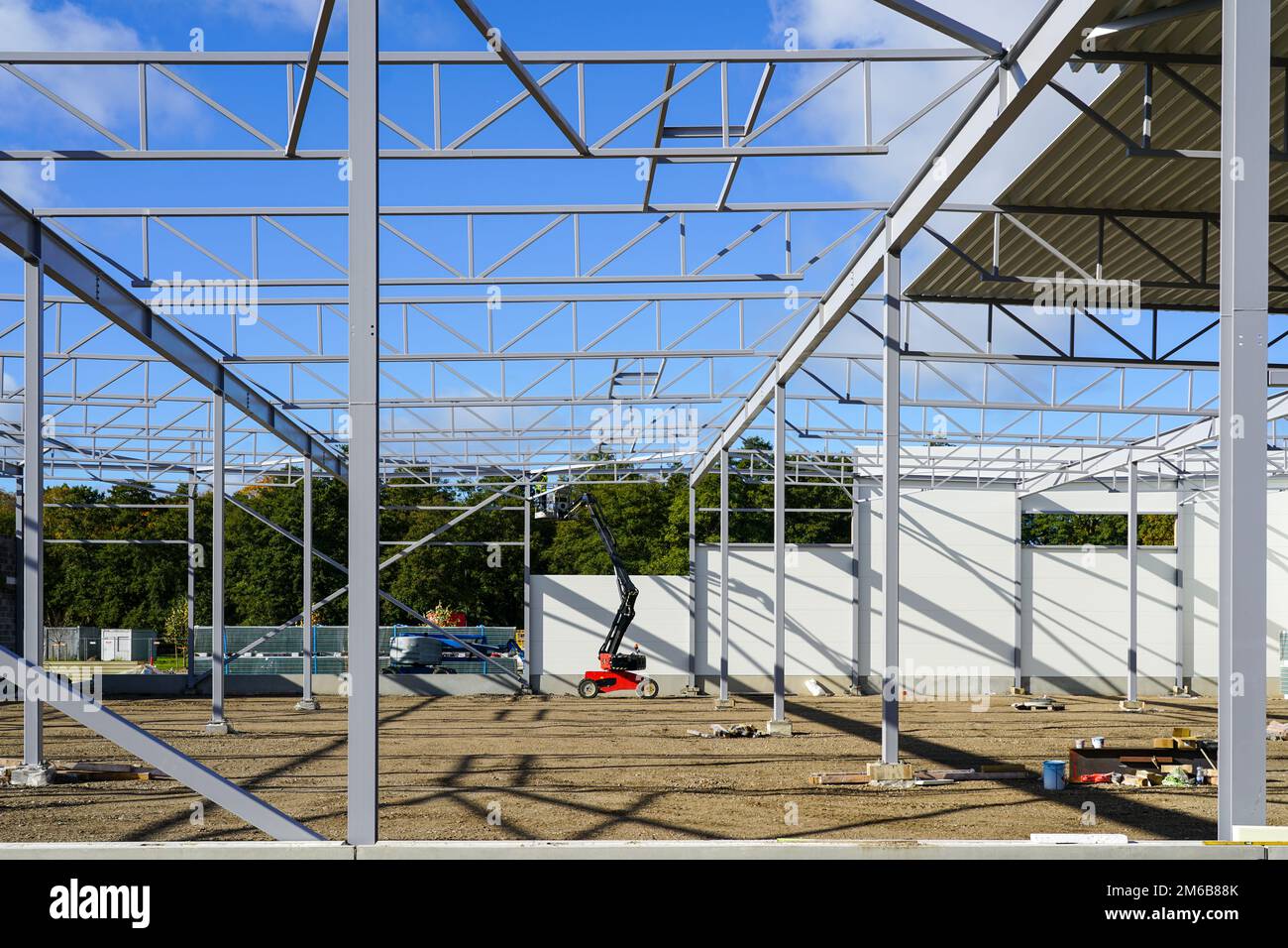 New building steel framework assembly using self propelled scissor lift