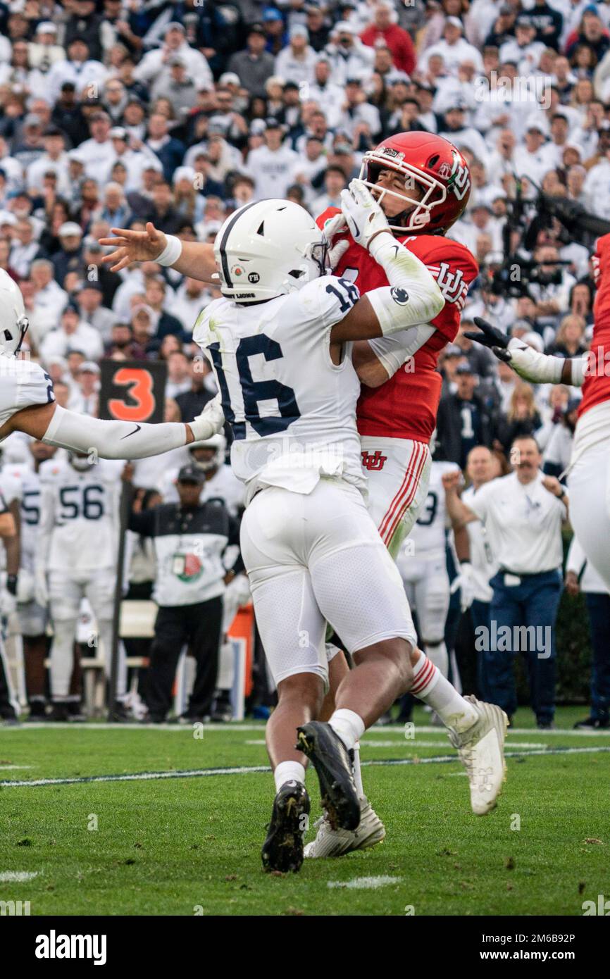 Throwing a pass hi-res stock photography and images - Alamy