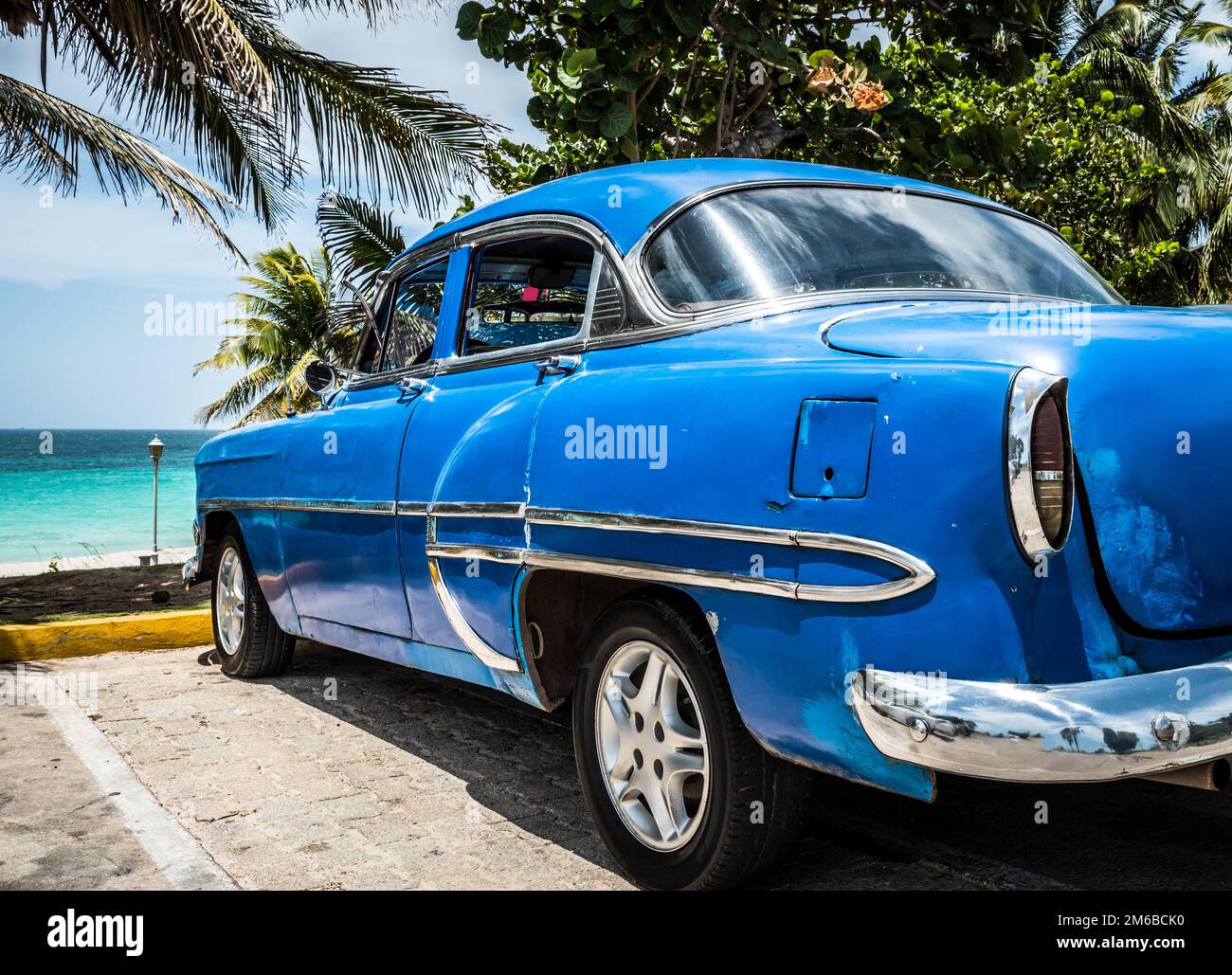 Blue parked car hi-res stock photography and images - Alamy