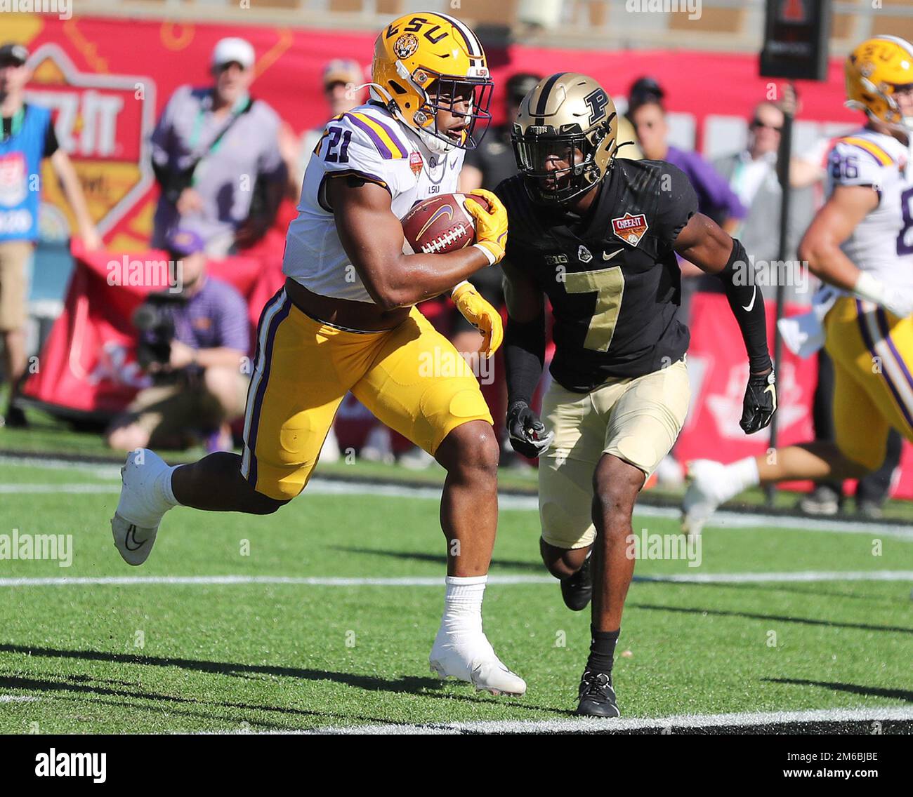 Orlando, USA. 02nd Jan, 2023. LSU running back Noah Cain (21) runs for ...