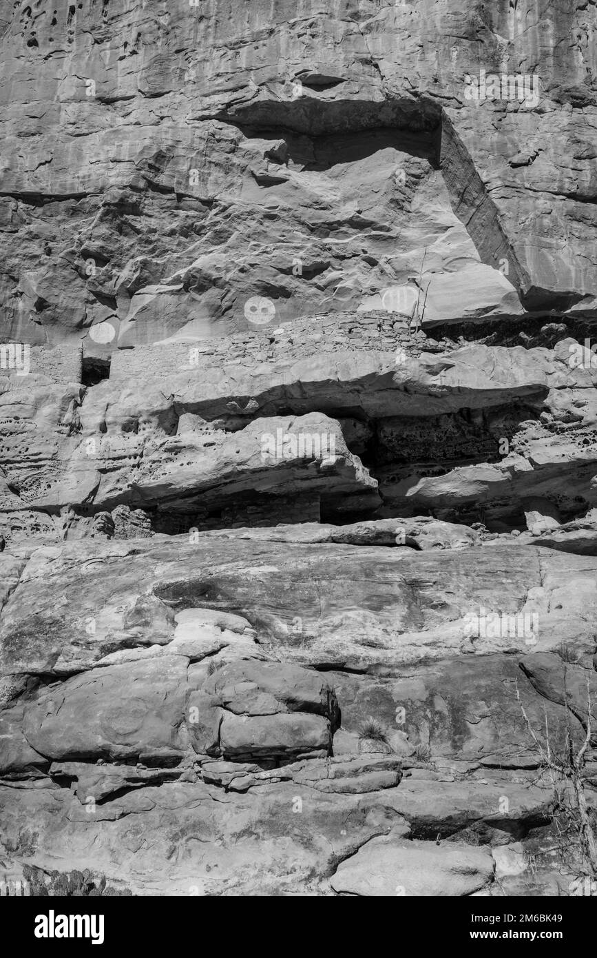 Jailhouse Ruin. Backpacking in Grand Gulch and viewing Anasazi