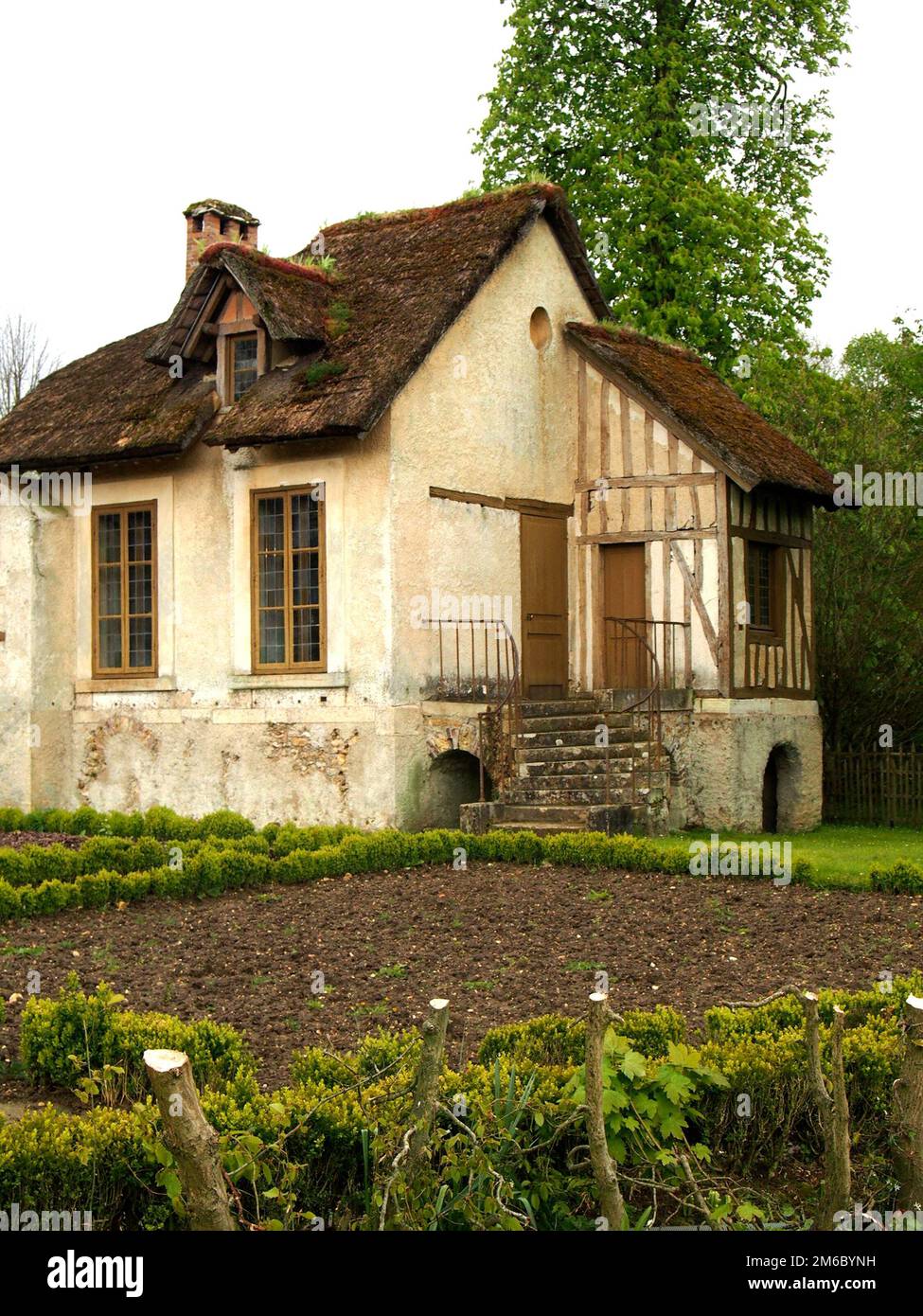 Rustic french cottage hi-res stock photography and images - Alamy, image size:975x1390
