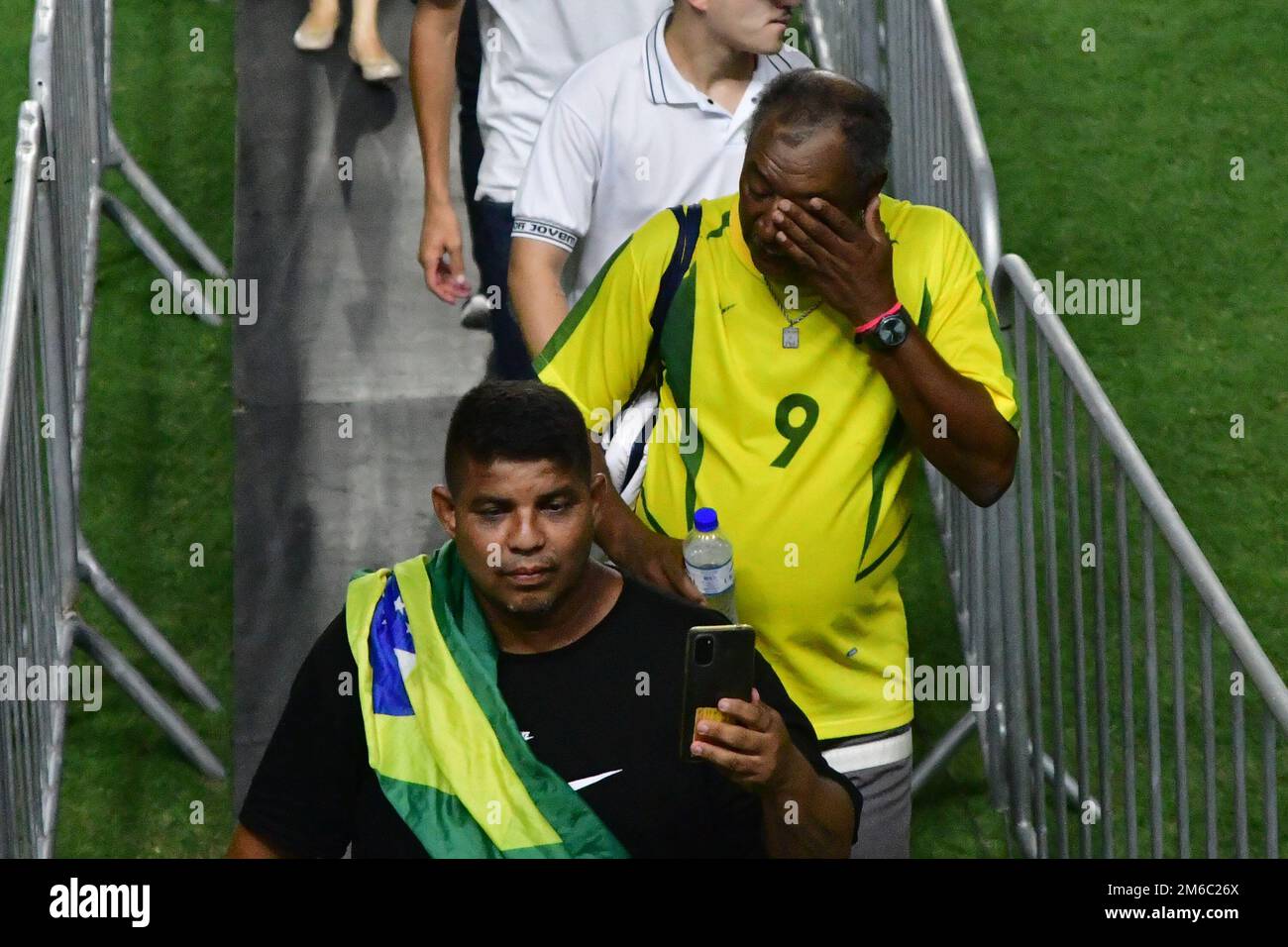 SANTOS, SP - JANUARY 2: Fan cries during football legend Pelé funeral at Vila Belmiro Stadium on January 2, 2023 in Santos, Brazil. The Brazilian football legend has passed away from cancer. (Photo by Leandro Bernardes/PxImages) Stock Photo